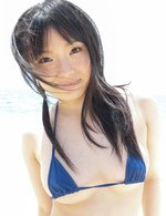 マイクロビキニの前田陽菜ちゃんが、プライベートビーチでご奉仕プレイ。ご奉仕フェラから足コキプレイ。手コキで発射！
