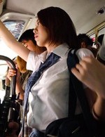 爆乳女子校生沙月由奈ちゃんが乗り込んだのは痴漢バス。卑劣な猥褻行為が車内で繰り広げられ、運転手さえ止めようとしない！